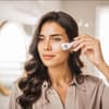 Frau zu Hause beim Microneedling
