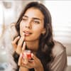 Frau trägt Lippenpflege auf