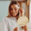 Frau mit Peeling Pads