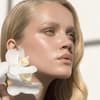 Blondine mit perfektem Glow und Blumen