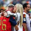 Laura Abla umarmt ihren Freund, Spaniens Fußballer Dani Olmo, nach dem WM-Finale