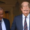 Prinz Harry schaut ernst nach unten