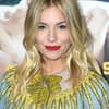 Sienna Miller lächelt