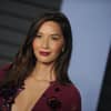 Olivia Munn guckt ernst