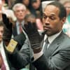 O.J. Simpson probiert Handschuhe im Gerichtssaal an