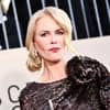 Nicole Kidman guckt ernst 