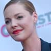 Katherine Heigl guckt in die Ferne.