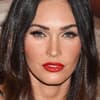 Megan Fox guckt ernst