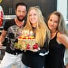 Michael Wendler, Adeline Norberg und Laura Müller mit Torte und Luftballon