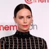 Charlize Theron guckt ernst