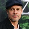 Brad Pitt schaut zur Seite