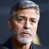 George Clooney guckt traurig