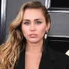 Miley Cyrus guckt neutral