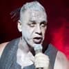 Till Lindemann mit Mikro auf der Bühne.