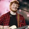 Ed Sheeran auf der Bühne mit Gitarre.