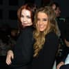 Priscilla und Lisa Marie Presley lachen