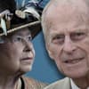 Queen Elizabeth II. guckt ernst zur Seite, Prinz Philip guckt ebenfalls ernst