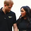 Harry und Meghan unterhalten sich angespannt