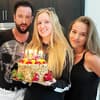 Michael Wendler, Adeline Norberg und Laura Müller mit Kuchen und Ballon