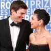 Ashton Kutcher und Mila Kunis lachen sich an