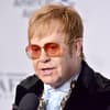 Elton John guckt ernst