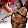 Lizzo singt auf der Bühne