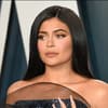 Kylie Jenner posiert für die Kameras.