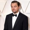 Leonardo DiCaprio guckt zur Seite