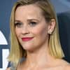 Reese Witherspoon lächelt auf einer Veranstaltung.