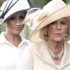 Herzogin Meghan und Queen Consort Camilla nebeneinander und ernst