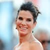 Sandra Bullock lächelt zur Seite