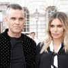 Robbie Williams und Ayda Field gucke grimmig