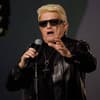 Heino steht auf der Bühne und singt