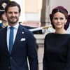 Carl Philip und Sofia lächeln leicht und schauen zur Seite