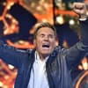 Dieter Bohlen reißt die Hände in die Luft