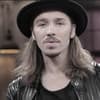 Gil Ofarim guckt ernst mit Hut