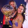 Renata Lusin strahlt mit "Let's Dance"-Pokal.