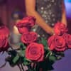 Rosen im Vordergrund, Bachelorette im Hintergrund