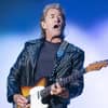 Peter Maffay spielt Gitarre