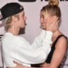 Justin Bieber und Hailey Bieber schauen sich an