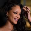 Rihanna lacht und greift sich ins Haar