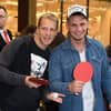 Oliver Pocher und Pietro Lombardi lachen und posieren für Fotografen