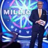 Günther Jauch im Studio vor Logo von "Wer wird Millionär".