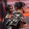 Motsi Mabuse guckt traurig am Jurypult 