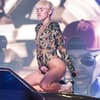 Miley Cyrus greift sich in den Schritt