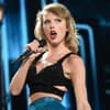 Taylor Swift 2014 mit Mikrofon in der Hand