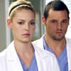 Katherine Heigl blickt zurück, im Hintergrund ist ein Ausschnitt aus "Grey's Anatomy" zu sehen