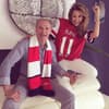 Mandy Capristo und Papa Vittorio bejubeln Mesut Özil in Arsenal-Fan-Kluft