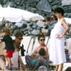 Penélope Cruz mit ungewohnter Kurzhaarfrisur und Kugelbauch am Strand