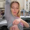 Scarlett Johansson präsentiert ihr neues Tattoo